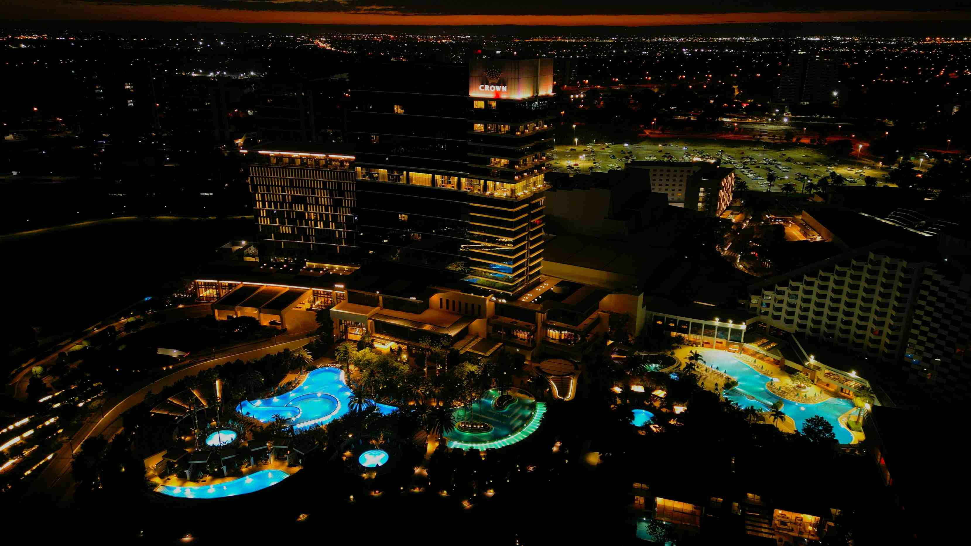 夜景氛围的横向示例图，用作真人区封面卡配图